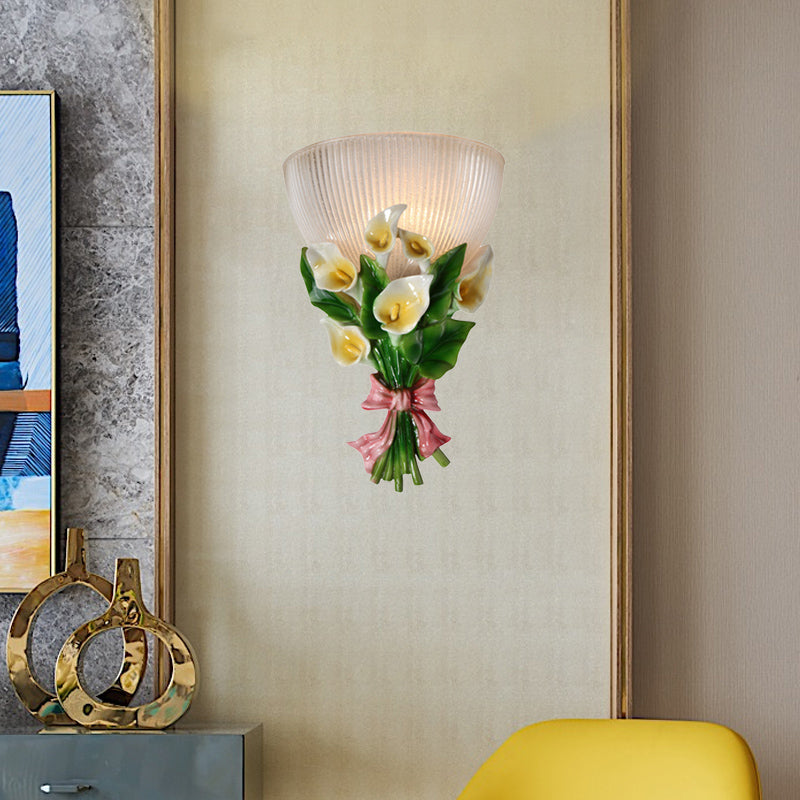 Lampe murale de forme en dôme moderne en verre côtelé élégant 1 éclairage d'applications blanches à l'ampoule avec bouquet vert détail