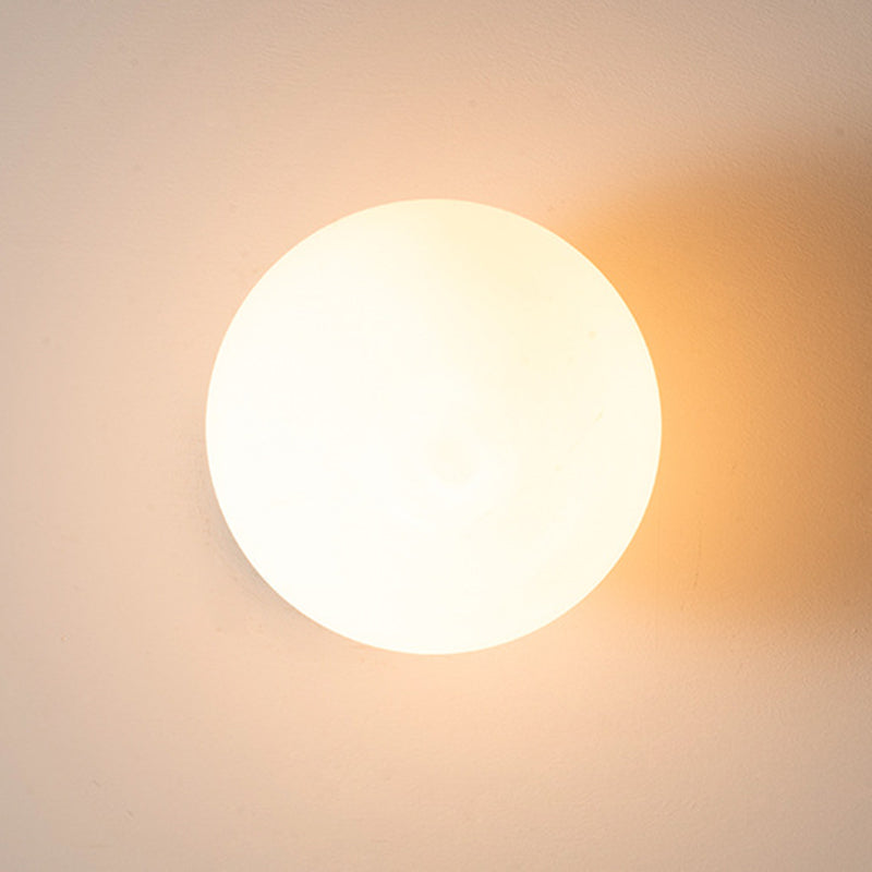 Moderne Goldmetall -Halbflush -Halterung hell weißer Globus Glasdecke Flush Mount für Schlafzimmer