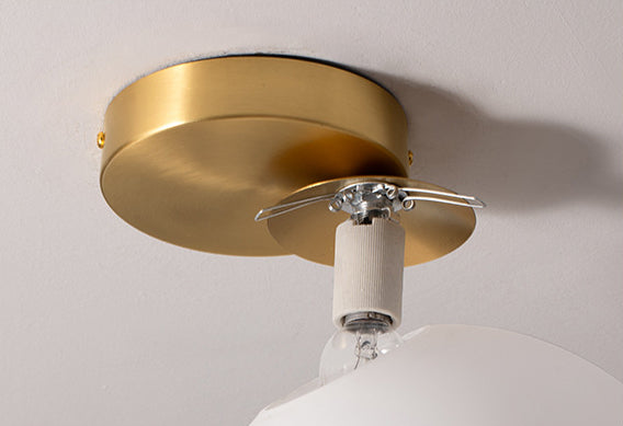 Moderne Goldmetall -Halbflush -Halterung hell weißer Globus Glasdecke Flush Mount für Schlafzimmer