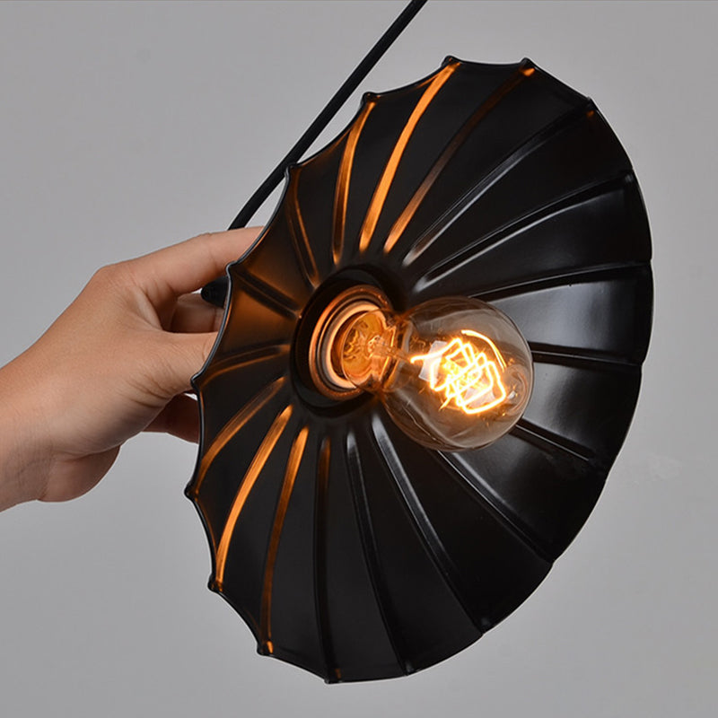 Lampada industriale a sospensione mini bulbo retrò in ottone con tonalità di piattino nero con tonalità nera