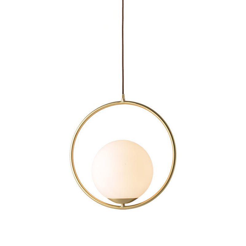 Gouden ijzerhanglicht met 7,8 "brede witte glazen bol schaduw moderne stijl enkele lampverlichtingsarmatuur