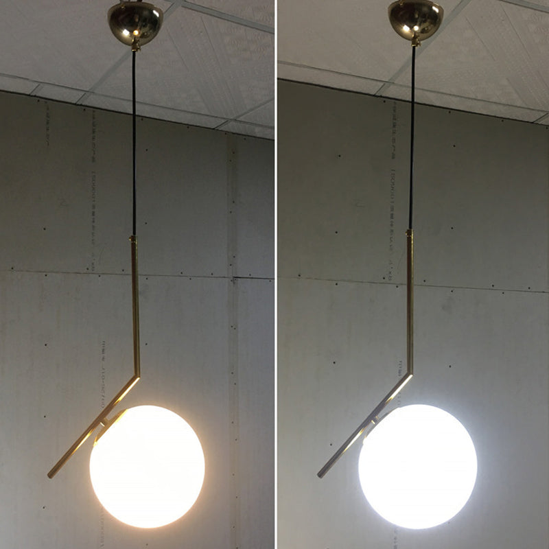 Gouden ijzerhanglicht met 7,8 "brede witte glazen bol schaduw moderne stijl enkele lampverlichtingsarmatuur