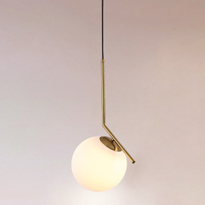 Gouden ijzerhanglicht met 7,8 "brede witte glazen bol schaduw moderne stijl enkele lampverlichtingsarmatuur