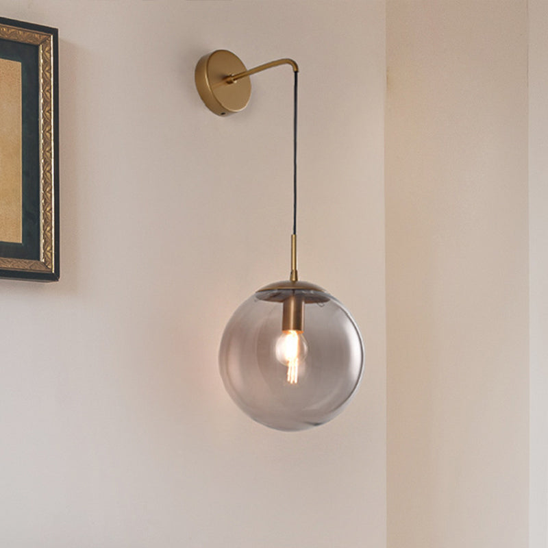 Heldere/rookgrijs glazen bol wand sconce retro 1 lichte wandmontage lamp met lange goud/zwarte arm