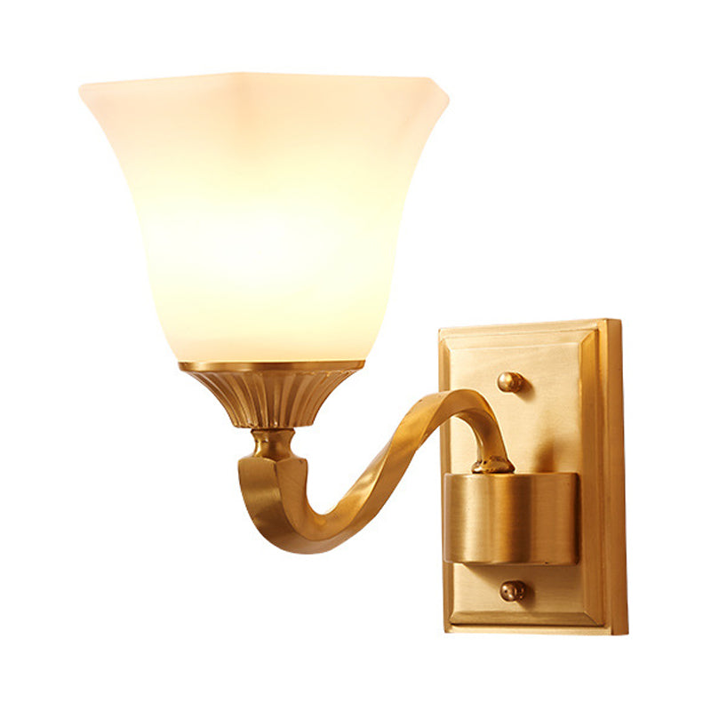 Luz de pared de brazo curvo de latón estilo modernismo de metal 1/2 lámpara de pared de la noche con tono de campana de vidrio ópalo