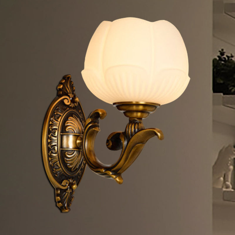 Tombra de loto Insconce luminoso lámpara de pared de vidrio blanco y metal 1 lámpara de pared de acabado de latón ligero