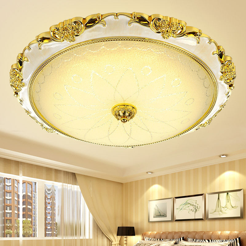 Kuppel-Unterputz-Deckenleuchten. Traditioneller Deckenleuchter aus Milchglas für den Flur