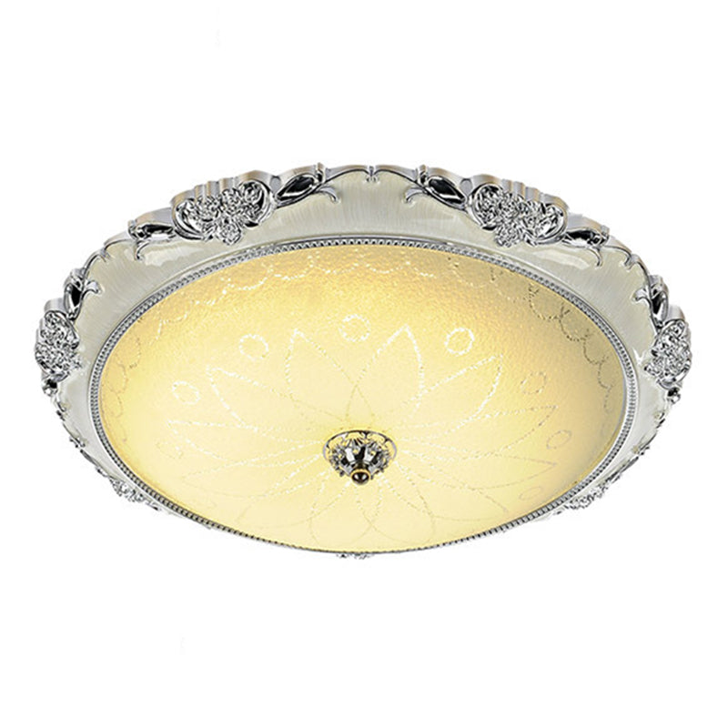 Kuppel-Unterputz-Deckenleuchten. Traditioneller Deckenleuchter aus Milchglas für den Flur