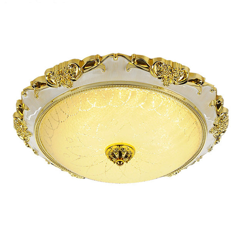 Kuppel-Unterputz-Deckenleuchten. Traditioneller Deckenleuchter aus Milchglas für den Flur