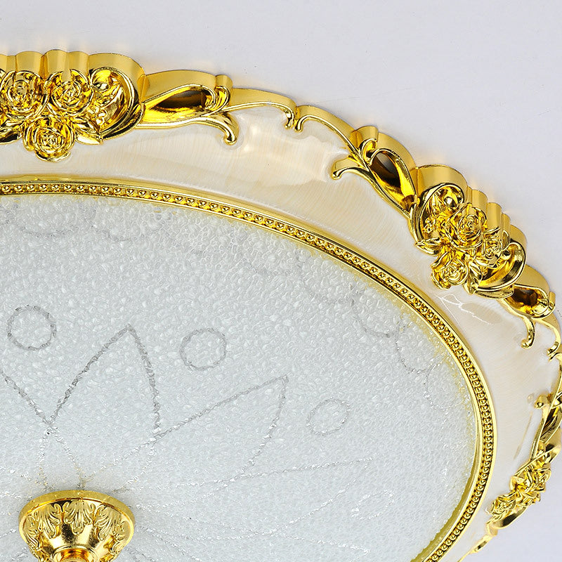 Kuppel-Unterputz-Deckenleuchten. Traditioneller Deckenleuchter aus Milchglas für den Flur