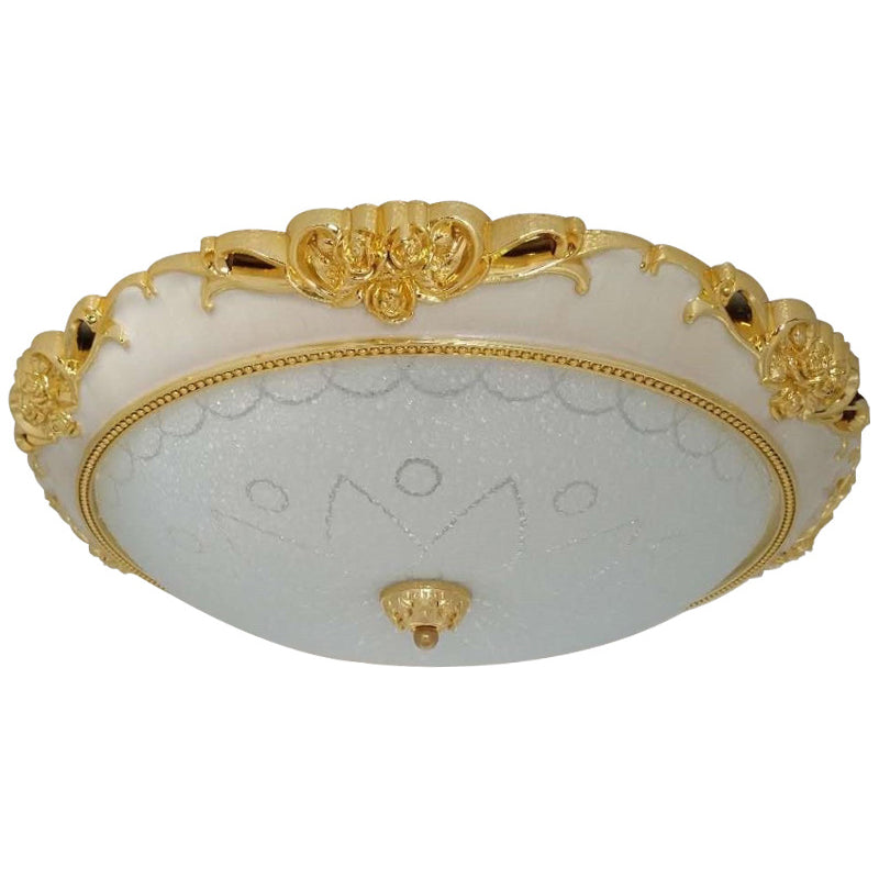 Kuppel-Unterputz-Deckenleuchten. Traditioneller Deckenleuchter aus Milchglas für den Flur