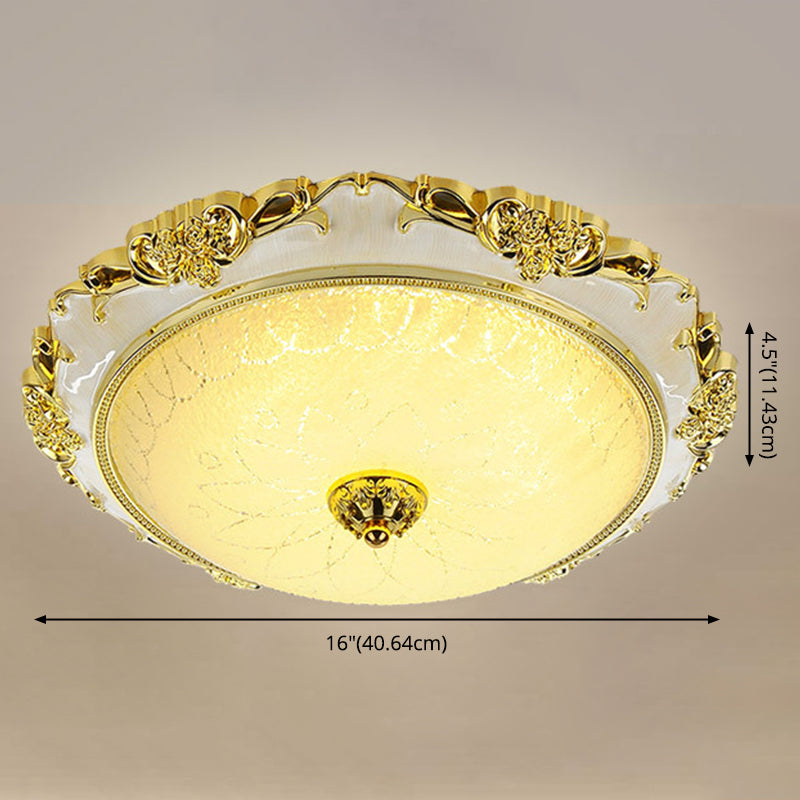 Kuppel-Unterputz-Deckenleuchten. Traditioneller Deckenleuchter aus Milchglas für den Flur