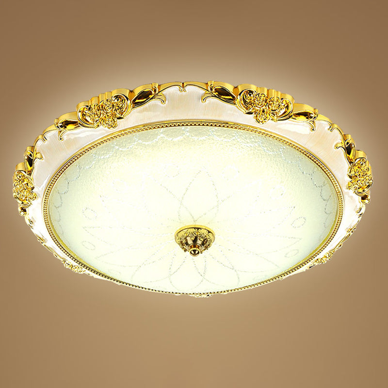 Kuppel-Unterputz-Deckenleuchten. Traditioneller Deckenleuchter aus Milchglas für den Flur