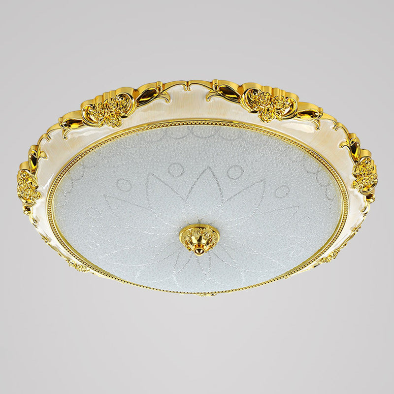 Kuppel-Unterputz-Deckenleuchten. Traditioneller Deckenleuchter aus Milchglas für den Flur