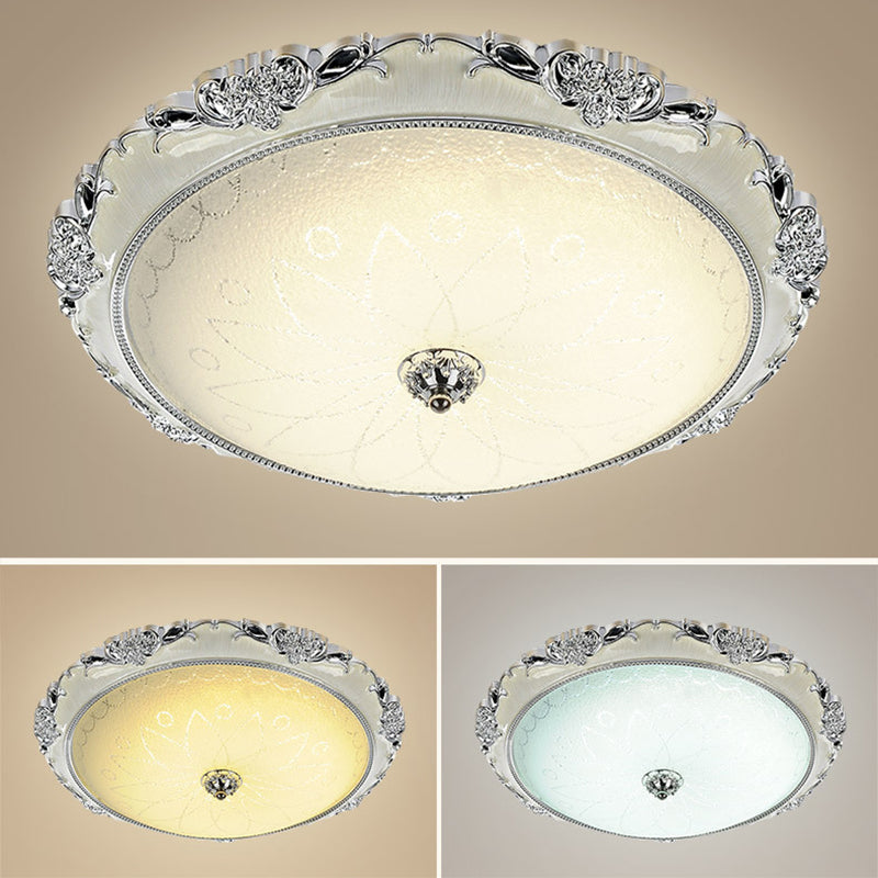 Kuppel-Unterputz-Deckenleuchten. Traditioneller Deckenleuchter aus Milchglas für den Flur