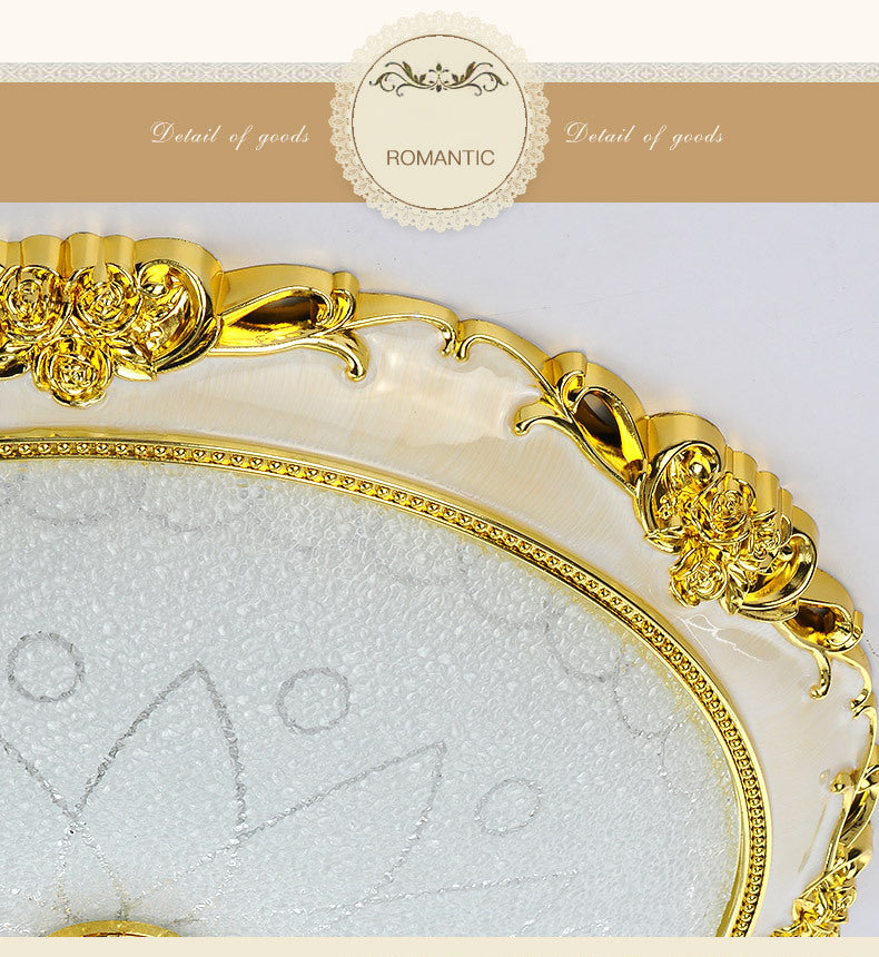 Kuppel-Unterputz-Deckenleuchten. Traditioneller Deckenleuchter aus Milchglas für den Flur