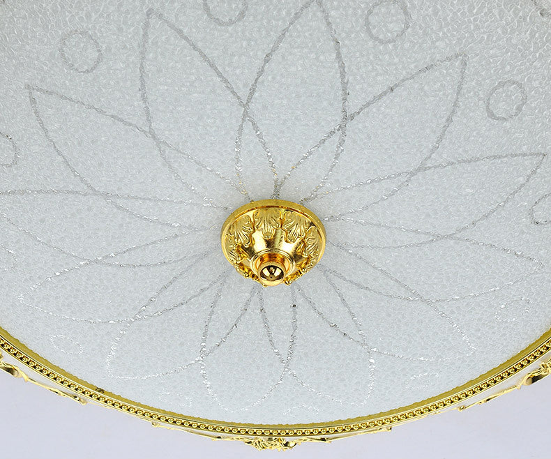 Kuppel-Unterputz-Deckenleuchten. Traditioneller Deckenleuchter aus Milchglas für den Flur