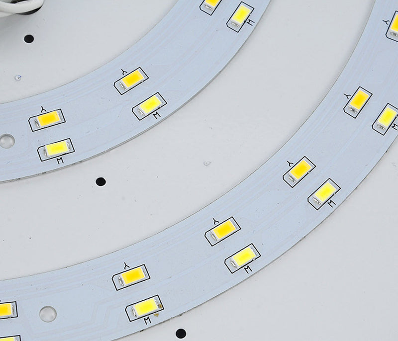 Kuppel-Unterputz-Deckenleuchten. Traditioneller Deckenleuchter aus Milchglas für den Flur