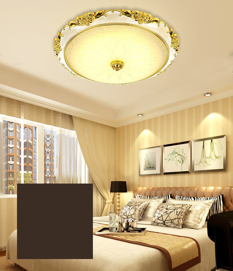 Kuppel-Unterputz-Deckenleuchten. Traditioneller Deckenleuchter aus Milchglas für den Flur