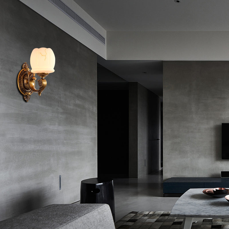 Globe White Glass Wall Light Montada Estilo tradicional Lámpara de pared de la sala de estar de 1/2 luces en oro