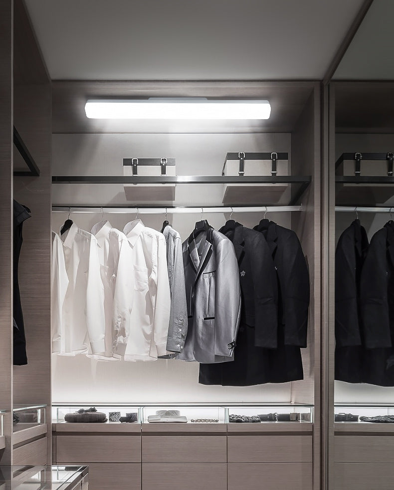 Lámpara de tocador LED de estilo minimalista lámpara lineal metálico espejo montado en la pared delantera para el baño