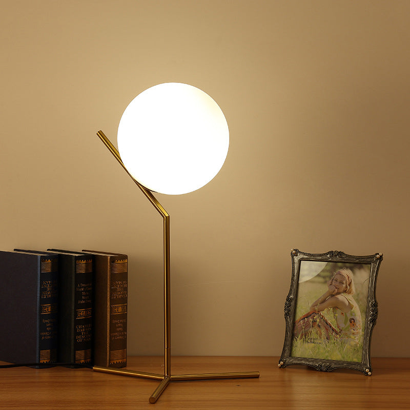 Lámpara de mesa de globo de vidrio blanco estilo Nordic Simplicity Fexting de iluminación de dormitorio en oro electrochado