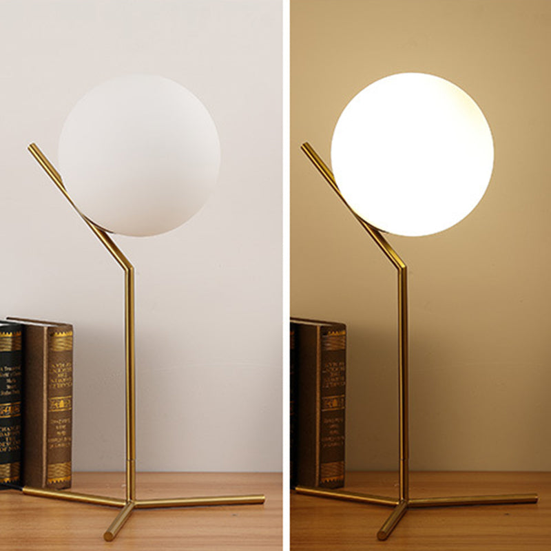 Lámpara de mesa de globo de vidrio blanco estilo Nordic Simplicity Fexting de iluminación de dormitorio en oro electrochado