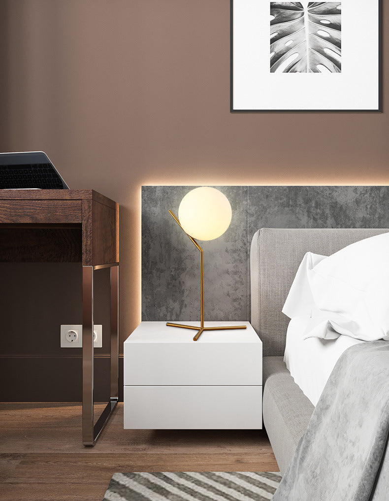 Lámpara de mesa de globo de vidrio blanco estilo Nordic Simplicity Fexting de iluminación de dormitorio en oro electrochado
