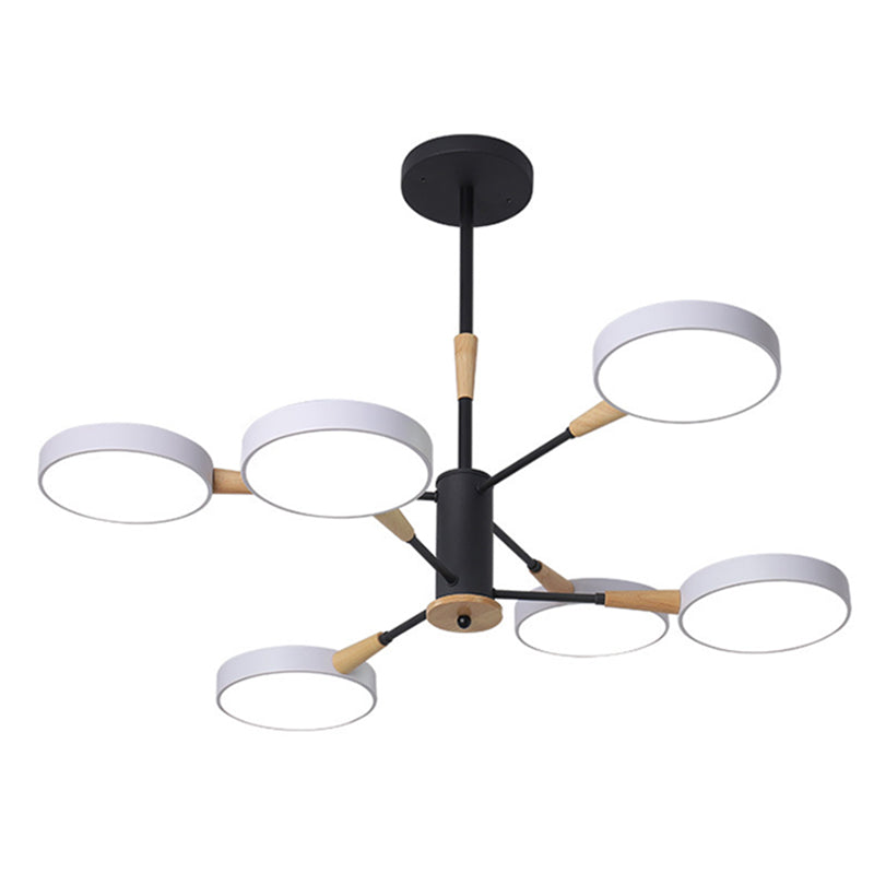 Apparecchiatura di illuminazione a sospensione dei cerchi metallici.