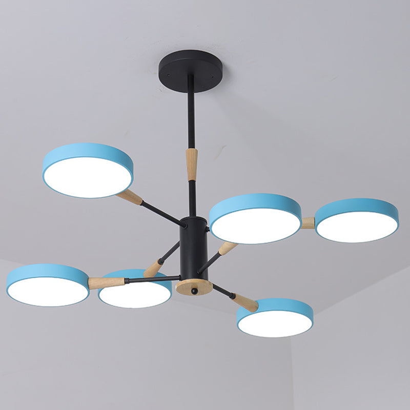 Apparecchiatura di illuminazione a sospensione dei cerchi metallici.