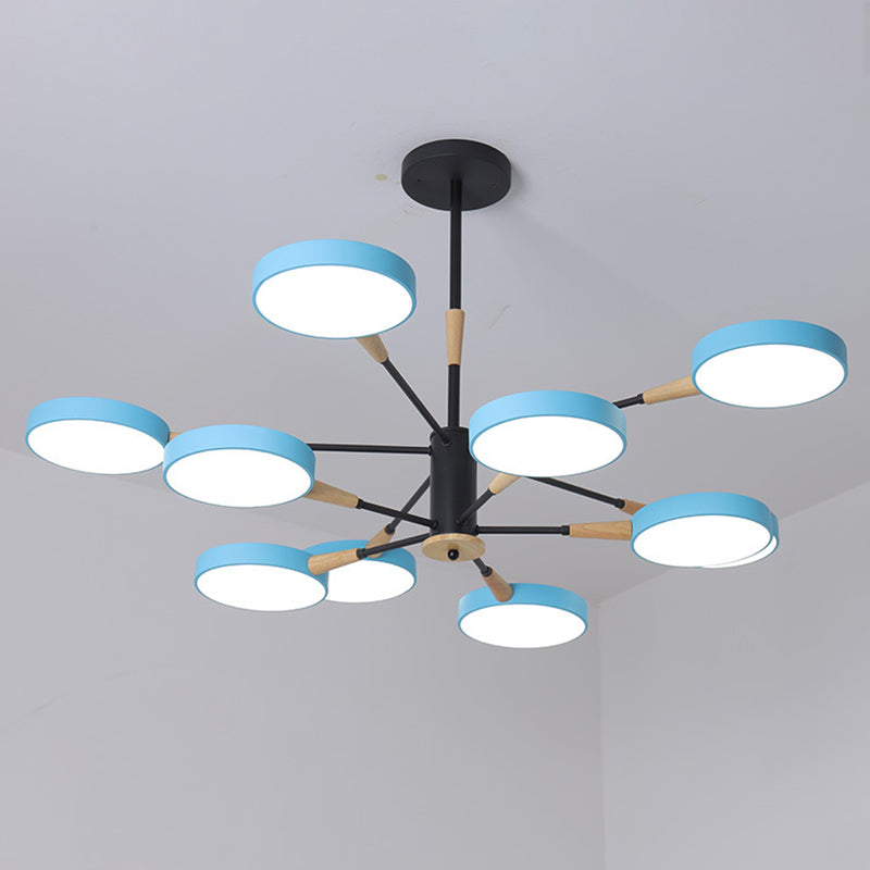 Apparecchiatura di illuminazione a sospensione dei cerchi metallici.