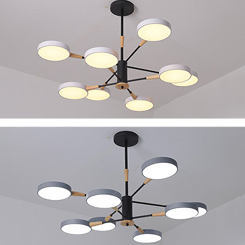 Apparecchiatura di illuminazione a sospensione dei cerchi metallici.