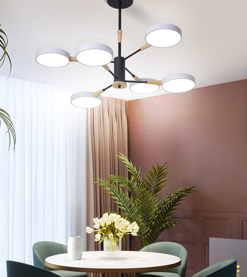 Apparecchiatura di illuminazione a sospensione dei cerchi metallici.