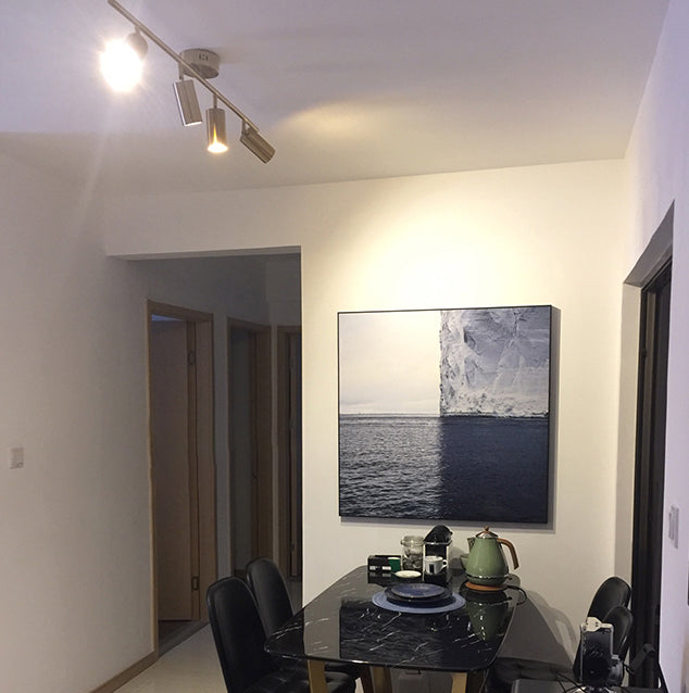 Luz de pista nórdica montada en superficie en sala de estar dorada, tienda de ropa para el hogar, iluminación comercial semimontada