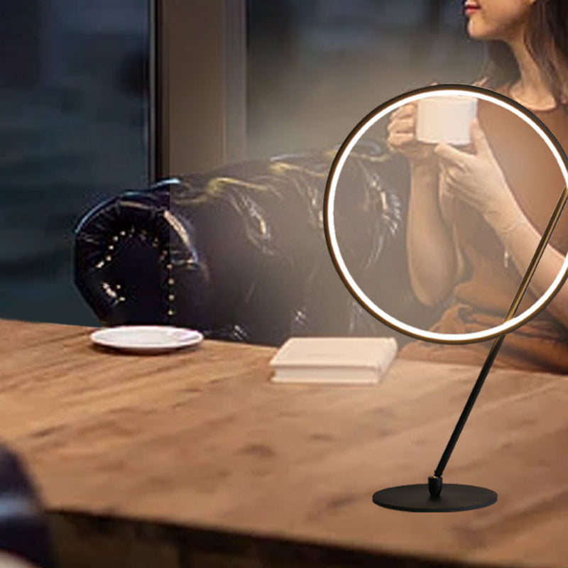 Modern Minimalist Style Round Strip LED LAMPAGGIO LAMPAGGIO METALE LIGHT per camera da letto