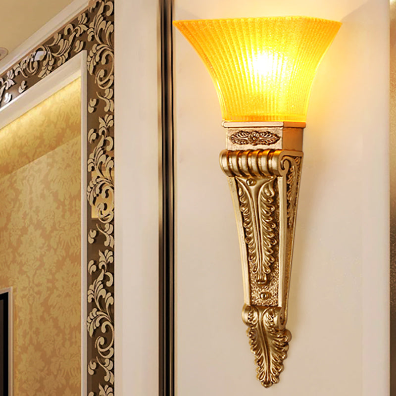 Moderne Style Glockenwandbeleuchtung 1 Glühbirne gelbe Glas und Harzwandmontagelampe in Gold/Weiß für Foyer, 14 "/19" W.