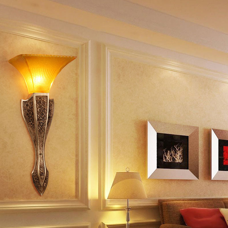 Vidrio amarillo Luz de pared acampanada Estilo moderno 1 Luz de la sala de estar de luz lámpara en oro, 9 "/12" de ancho