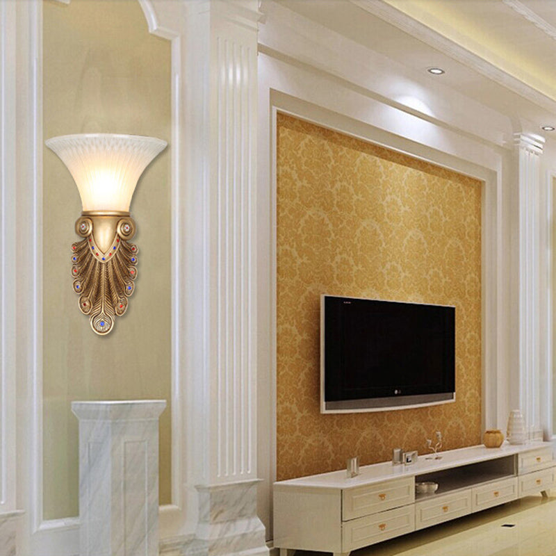 Harz Golden Wandleuchte Leuchten Pfauen Schwanz 1 leichte Land stilvolle Wandmontagelampe mit Opalglas Glocke Schatten