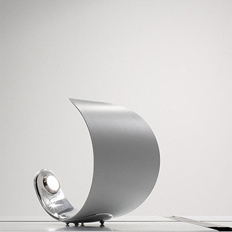 Luz de mesa LED de dormitorio metálico de lámpara de luna en forma de luna en forma de luna con cable enchufable