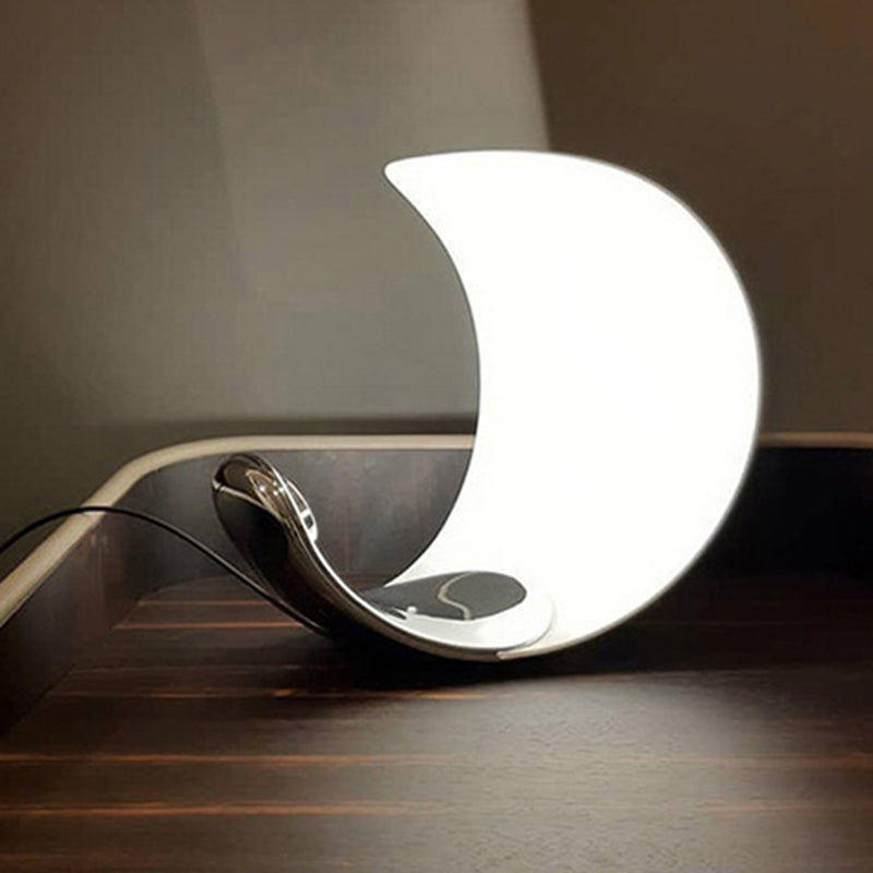 Luz de mesa LED de dormitorio metálico de lámpara de luna en forma de luna en forma de luna con cable enchufable