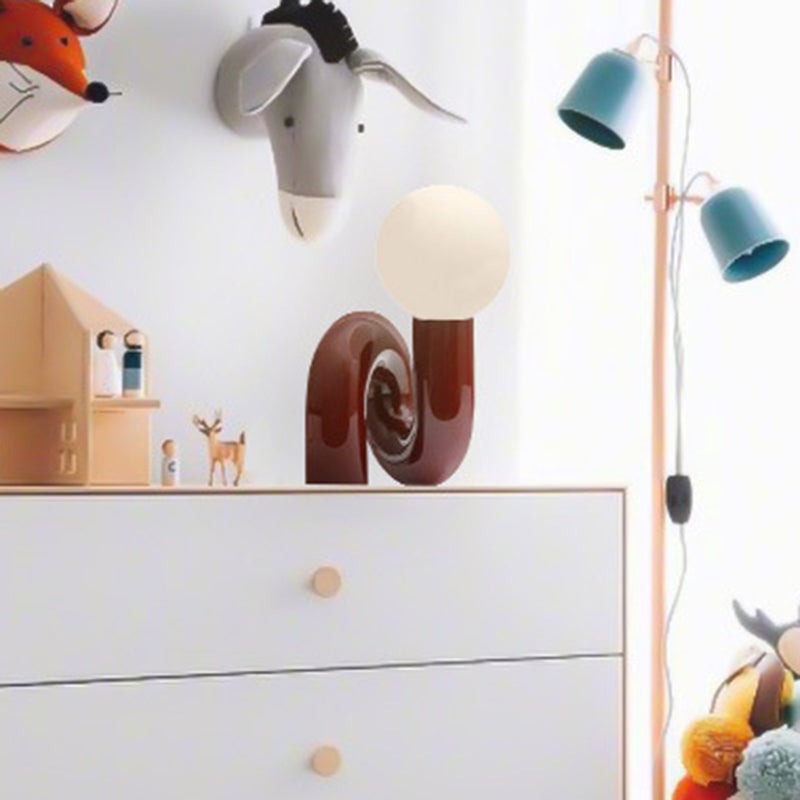 Twist Artistic Base Glass Globe Table Table Lampe Nordic Simplicité Résine Éclairage Resin en rouge