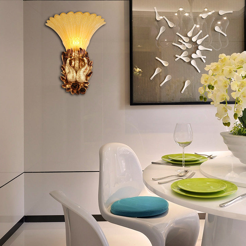 Stile tradizionale Lampada da parete Phoenix 1 Resina testa e luce da parete in vetro ambra in oro per foyer