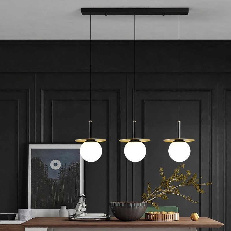 28.3 "Globo de vidrio blanco de ancho de 3 luces Ligera de metal redonda Decoración de lámina de metal de estilo posmoderno Costilización de iluminación en oro