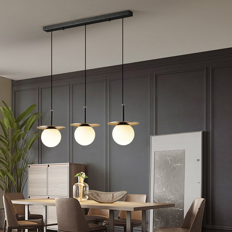 28.3 "Globo de vidrio blanco de ancho de 3 luces Ligera de metal redonda Decoración de lámina de metal de estilo posmoderno Costilización de iluminación en oro