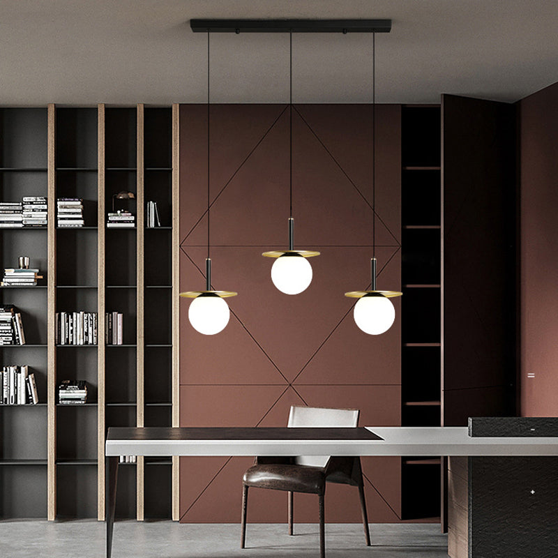 28.3 "Globo de vidrio blanco de ancho de 3 luces Ligera de metal redonda Decoración de lámina de metal de estilo posmoderno Costilización de iluminación en oro