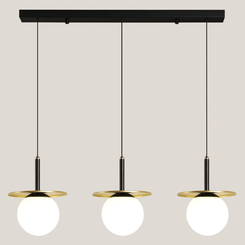 28.3 "Globo de vidrio blanco de ancho de 3 luces Ligera de metal redonda Decoración de lámina de metal de estilo posmoderno Costilización de iluminación en oro