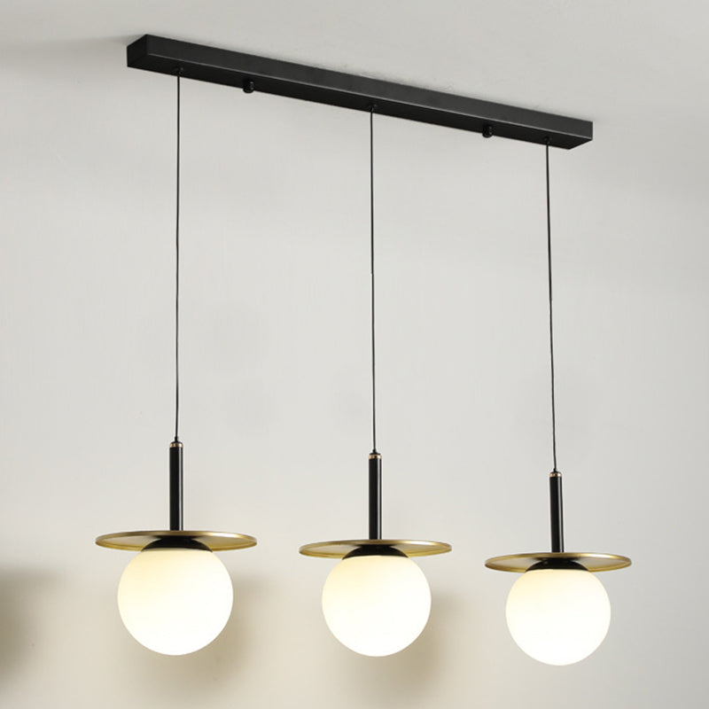 28.3 "Globo de vidrio blanco de ancho de 3 luces Ligera de metal redonda Decoración de lámina de metal de estilo posmoderno Costilización de iluminación en oro