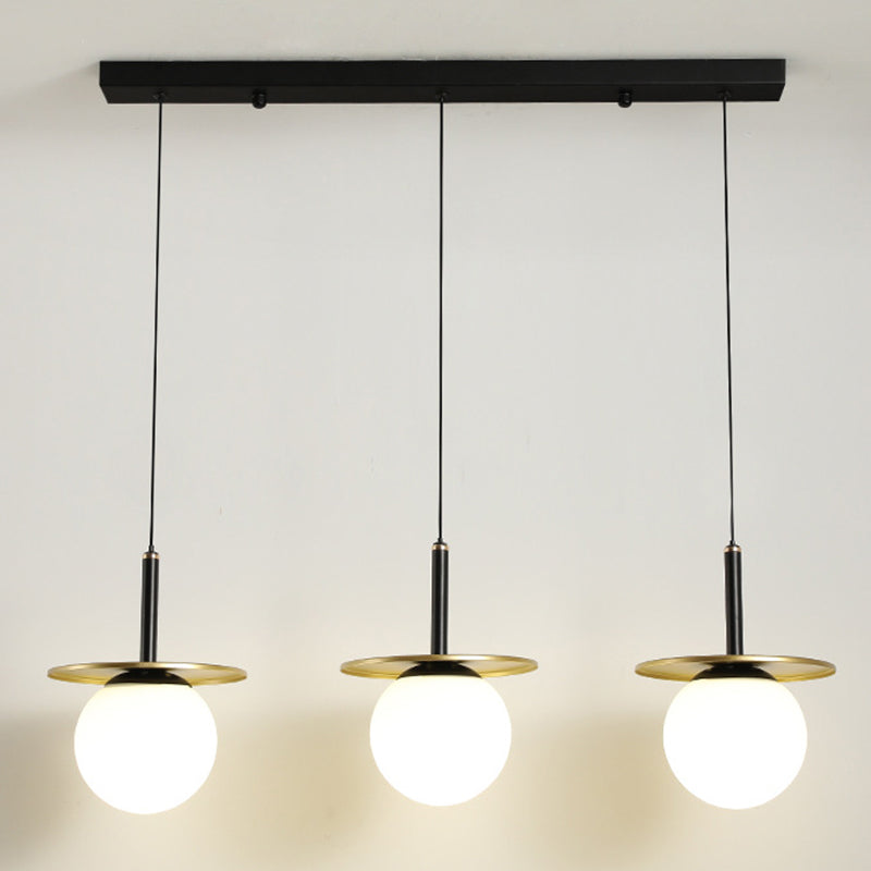 28.3 "Globo de vidrio blanco de ancho de 3 luces Ligera de metal redonda Decoración de lámina de metal de estilo posmoderno Costilización de iluminación en oro
