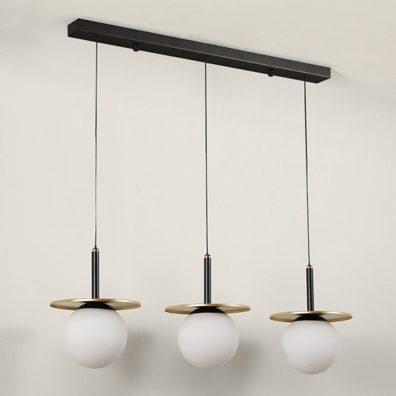 28.3 "Globo de vidrio blanco de ancho de 3 luces Ligera de metal redonda Decoración de lámina de metal de estilo posmoderno Costilización de iluminación en oro