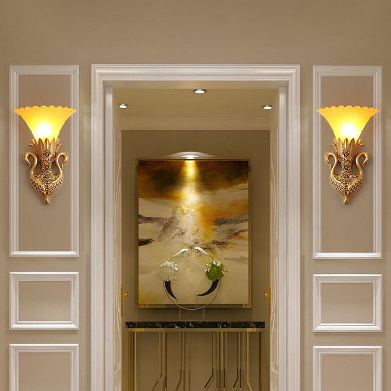 Rustikale Style Glockenwand montiertes Licht 1 hellgelbes Glas und Harzwandlampe mit goldener/weißer Schwan -Rückenplatte